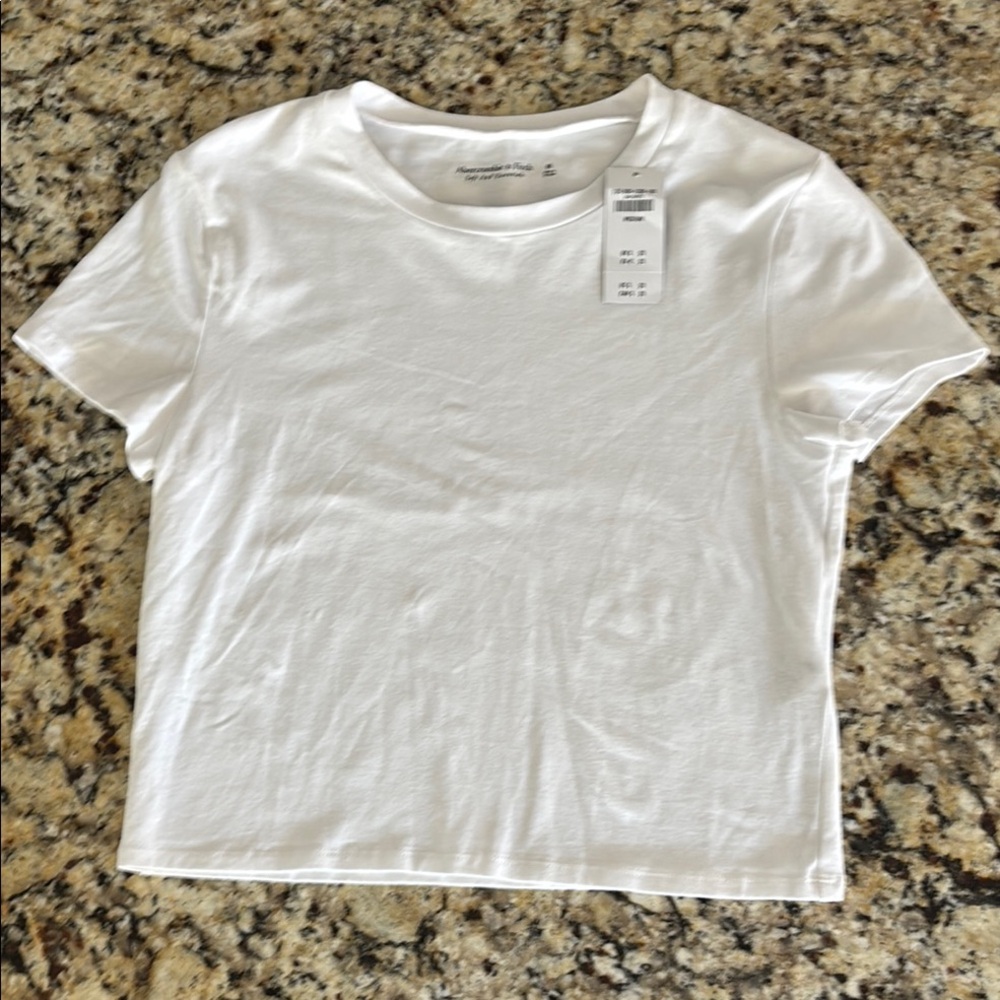 New women’s crew neck crop white top size medium A & F Abercrombie & Fitch